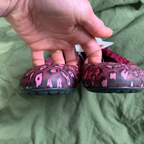 SOLD Sweet Leopard Crocs! W4 or GIRLS4 new with tags - Picture 4 of 5